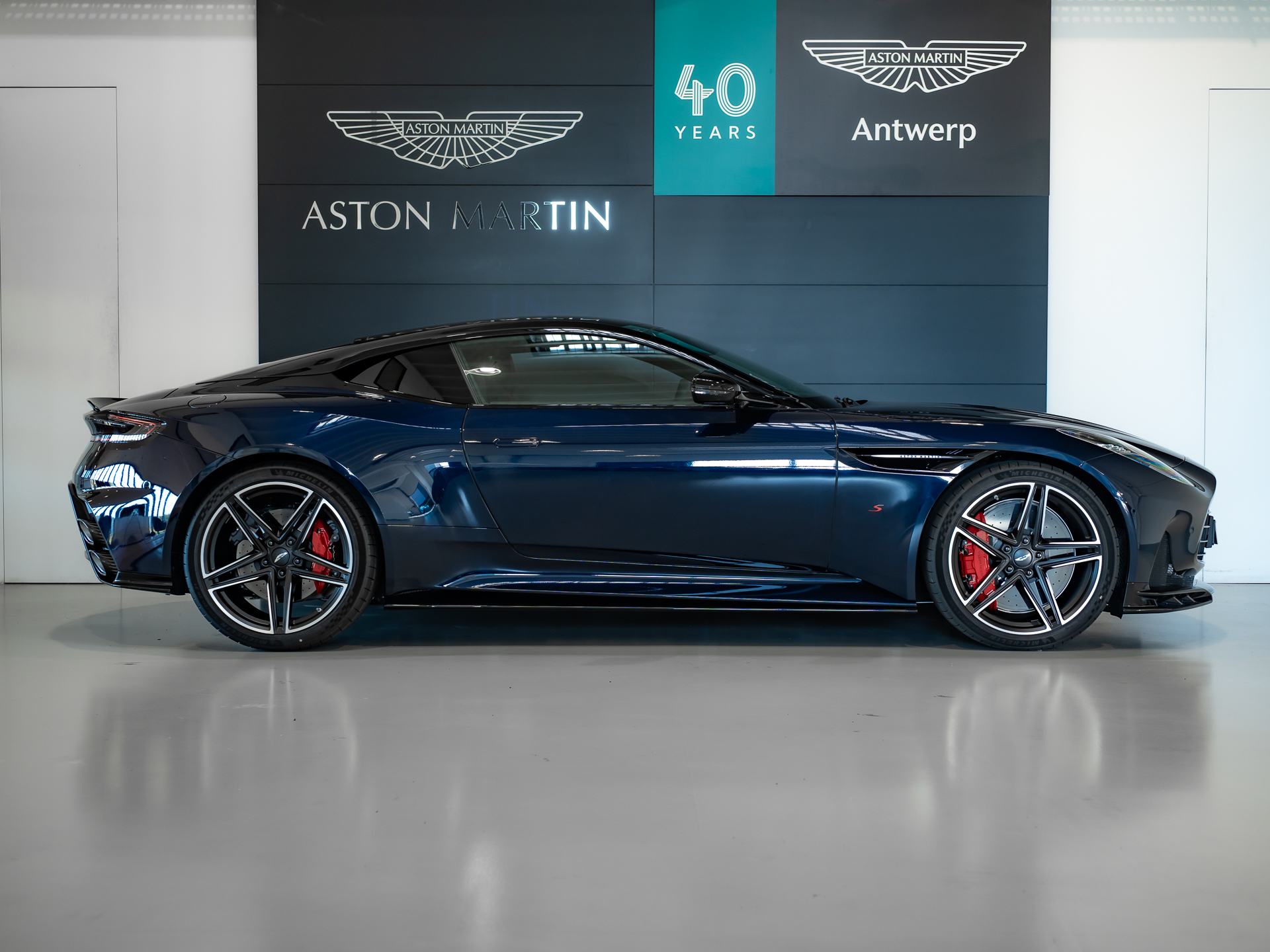 Ready2Drive DB12 S Coupe Chimera Blue - 1