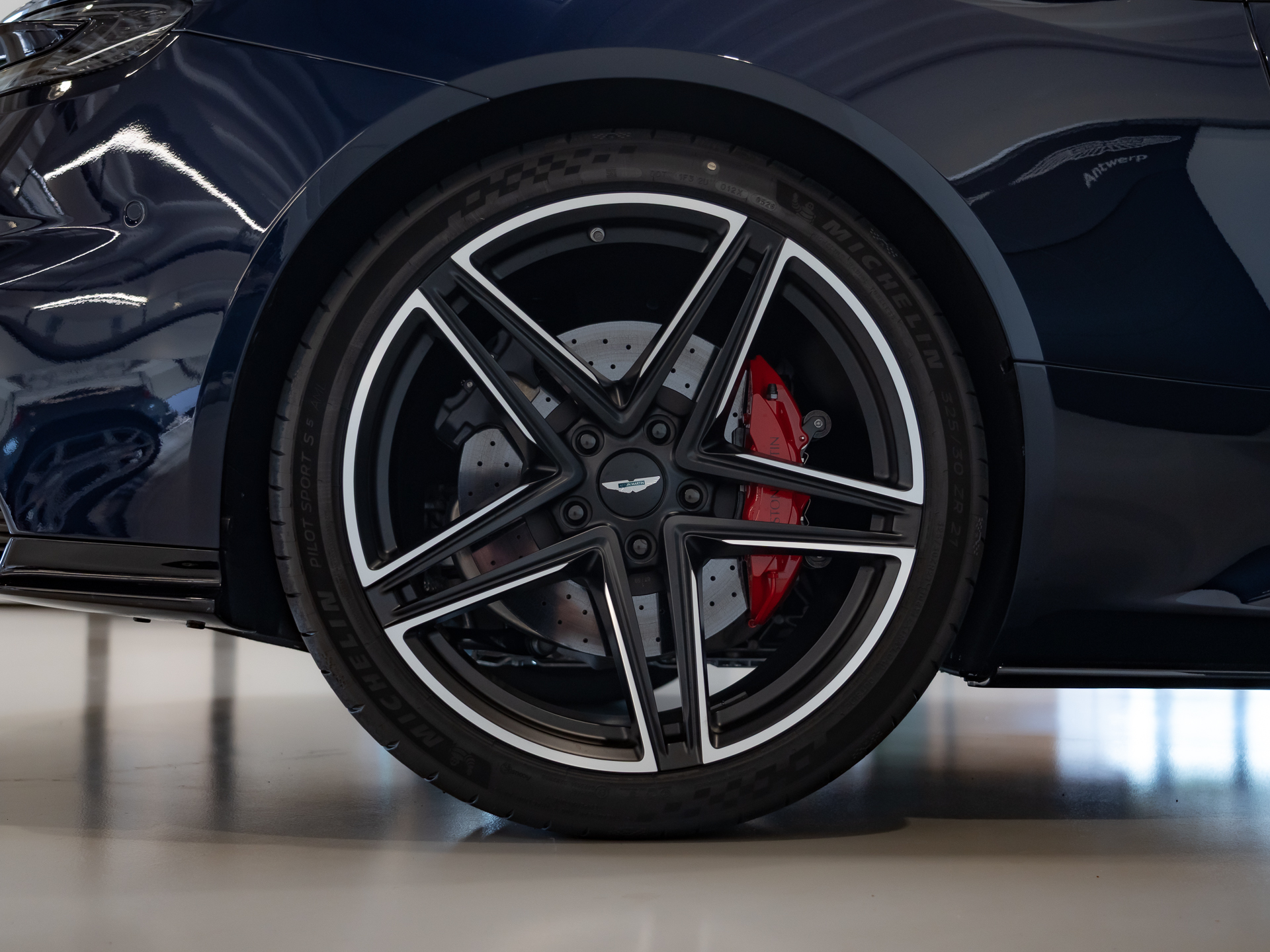 Ready2Drive DB12 S Coupe Chimera Blue - 21