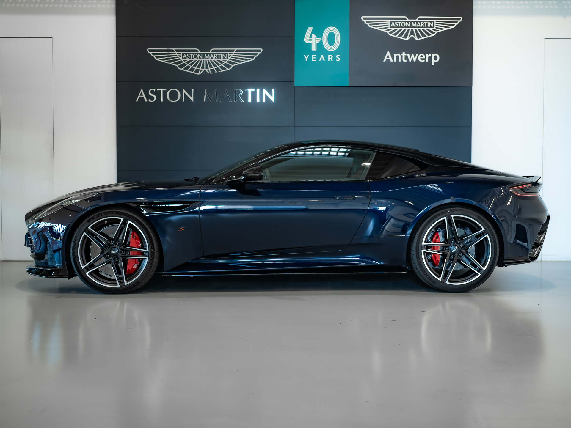 Ready2Drive DB12 S Coupe Chimera Blue - 4