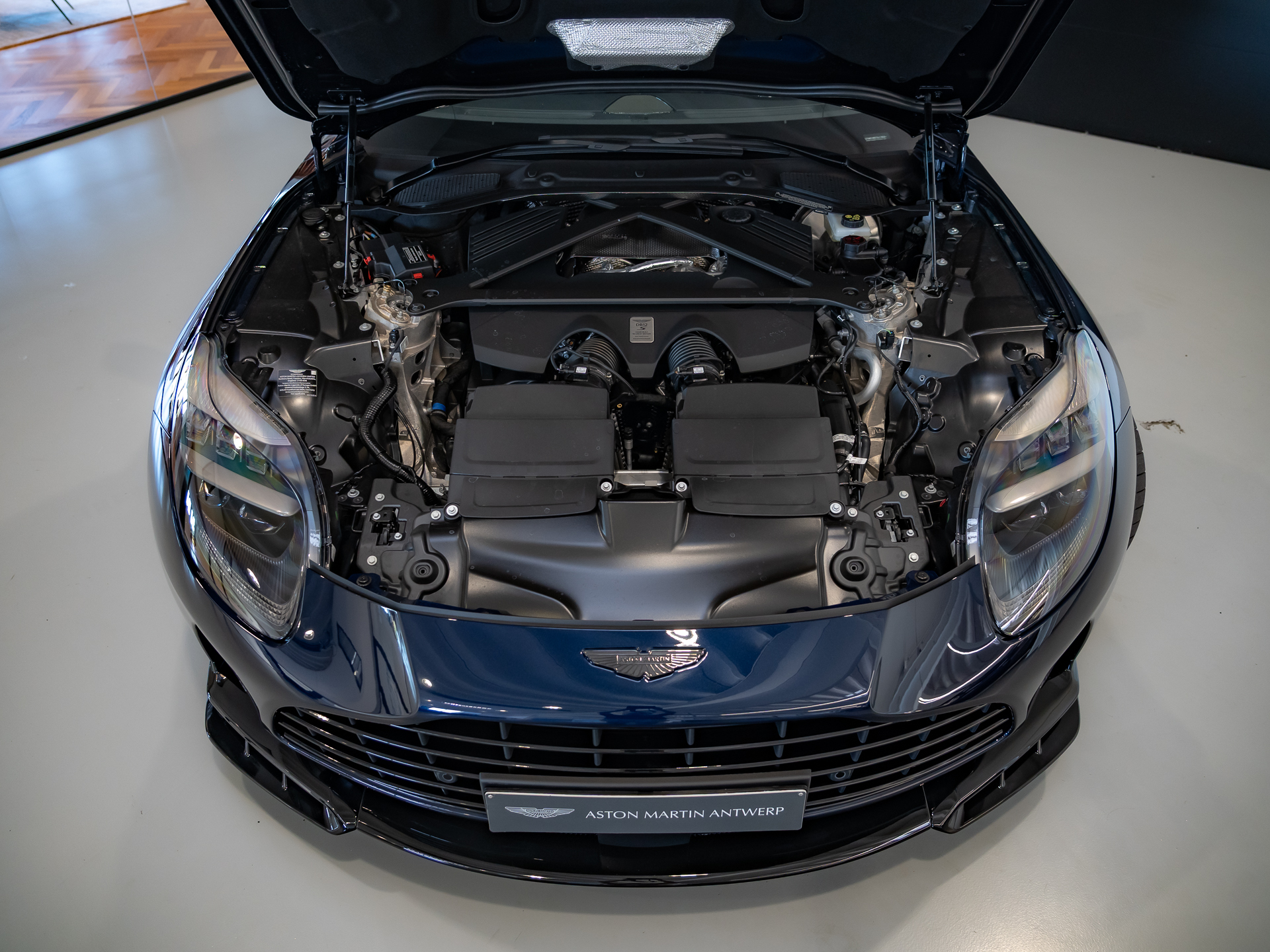 Ready2Drive DB12 S Coupe Chimera Blue - 29