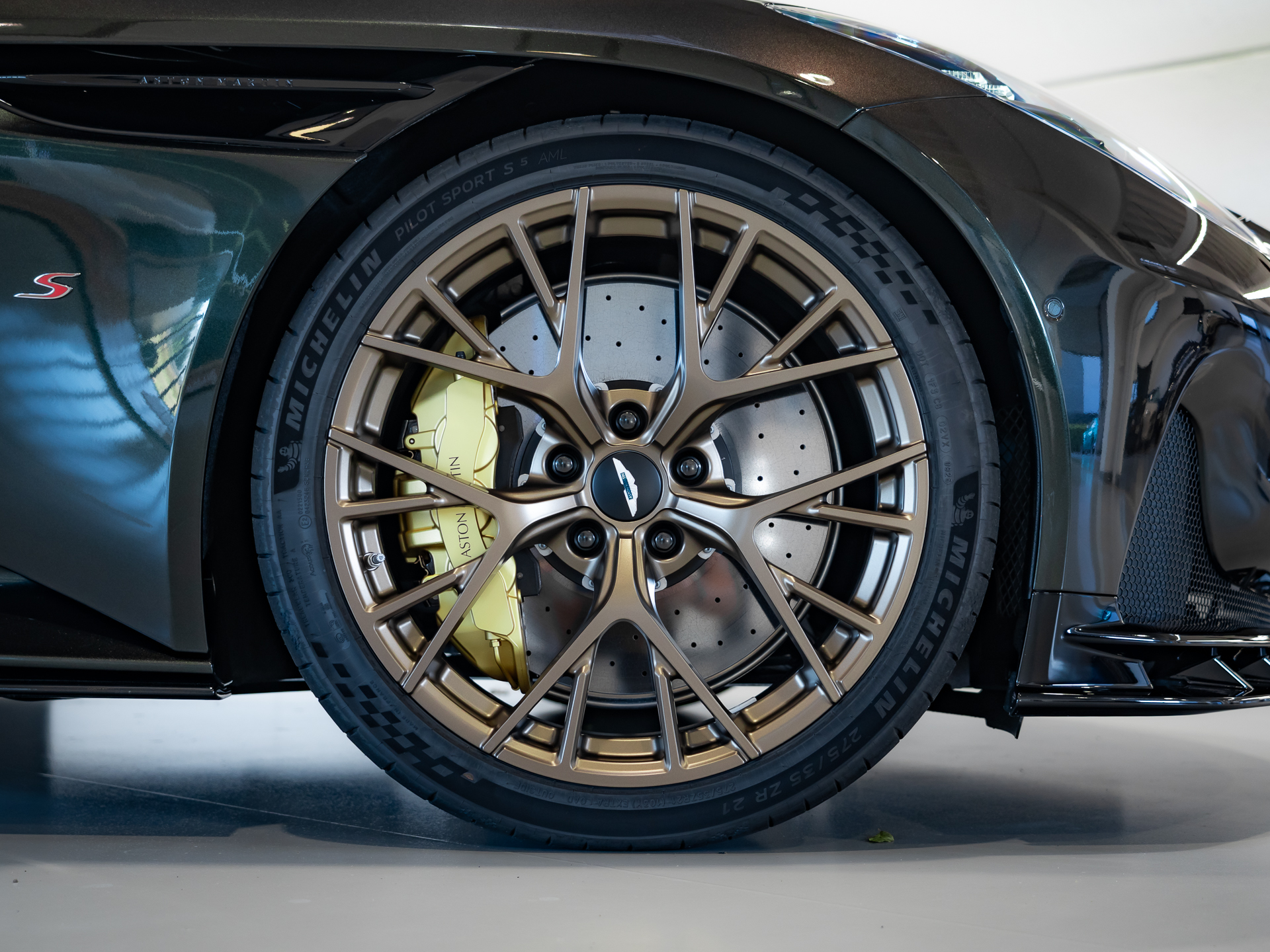 Ready2Drive DB12 S Volante Minotaur Green - 16