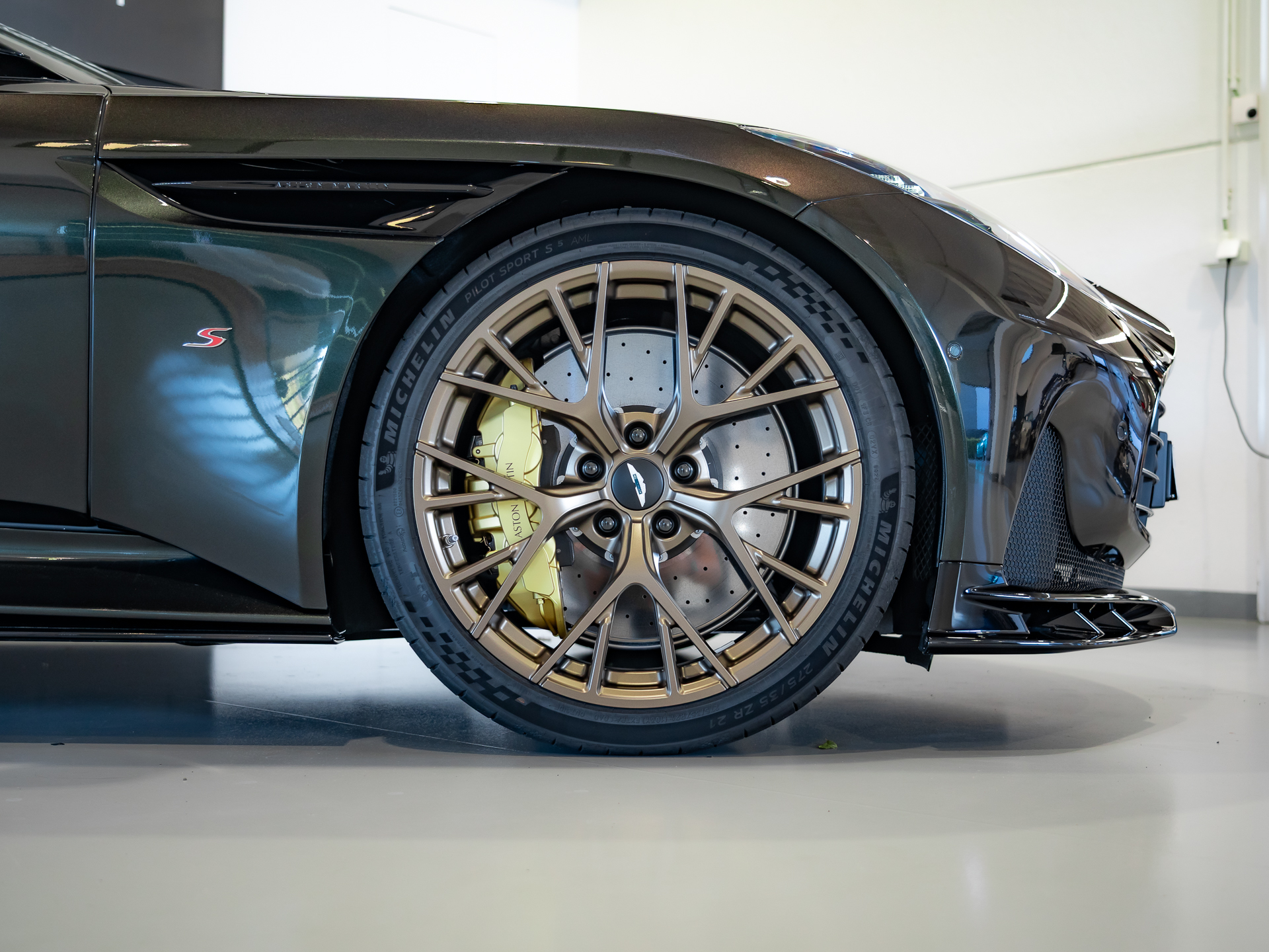Ready2Drive DB12 S Volante Minotaur Green - 17