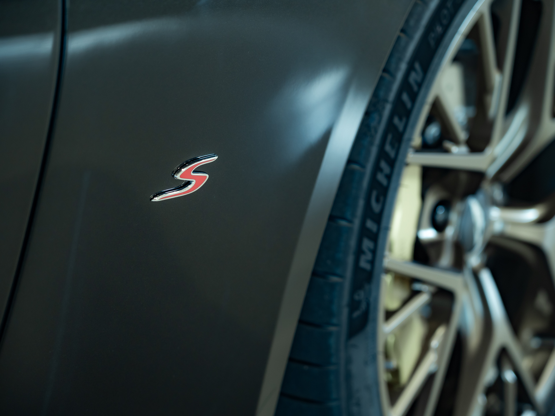 Ready2Drive DB12 S Volante Minotaur Green - 19