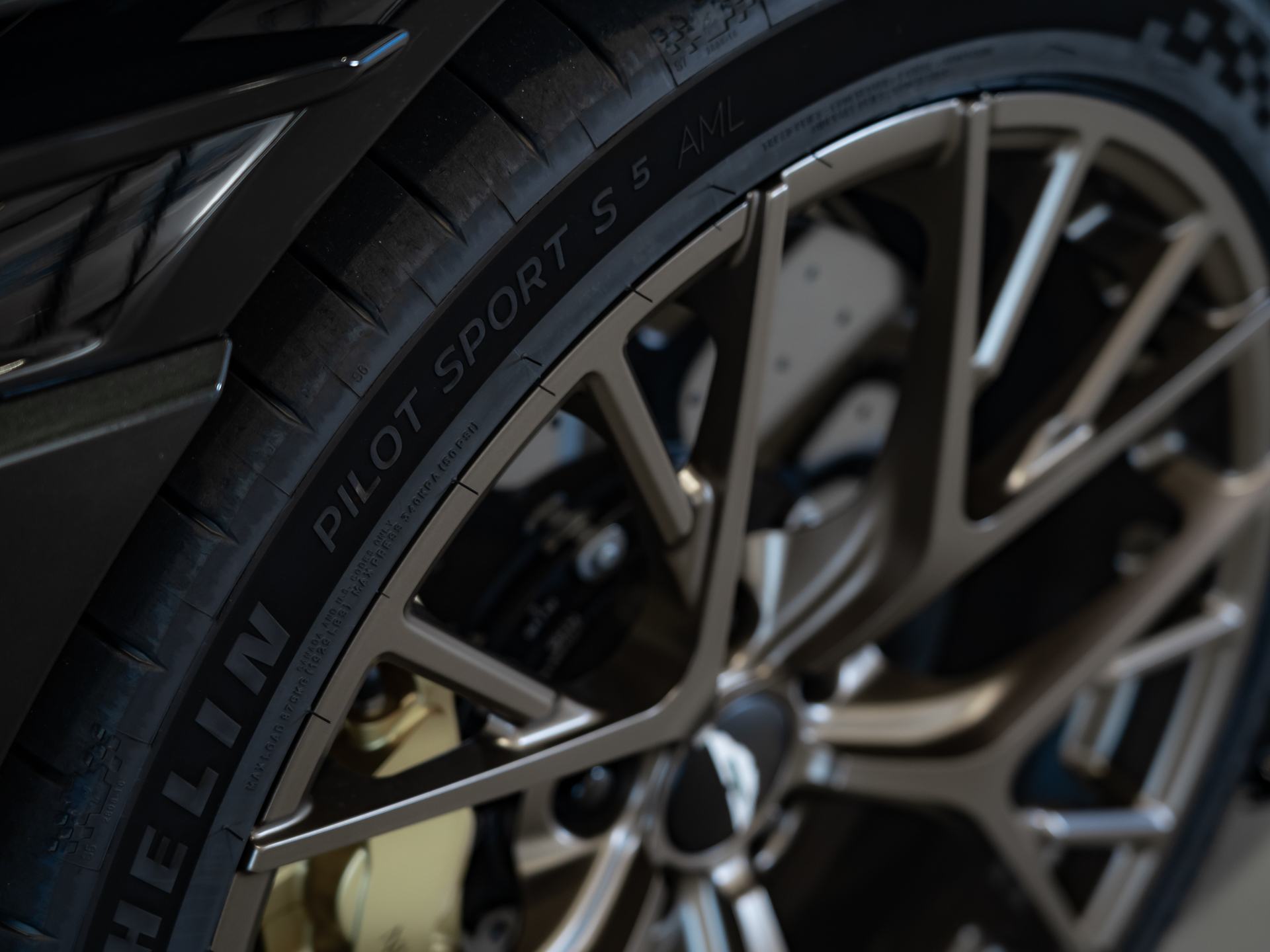 Ready2Drive DB12 S Volante Minotaur Green - 20