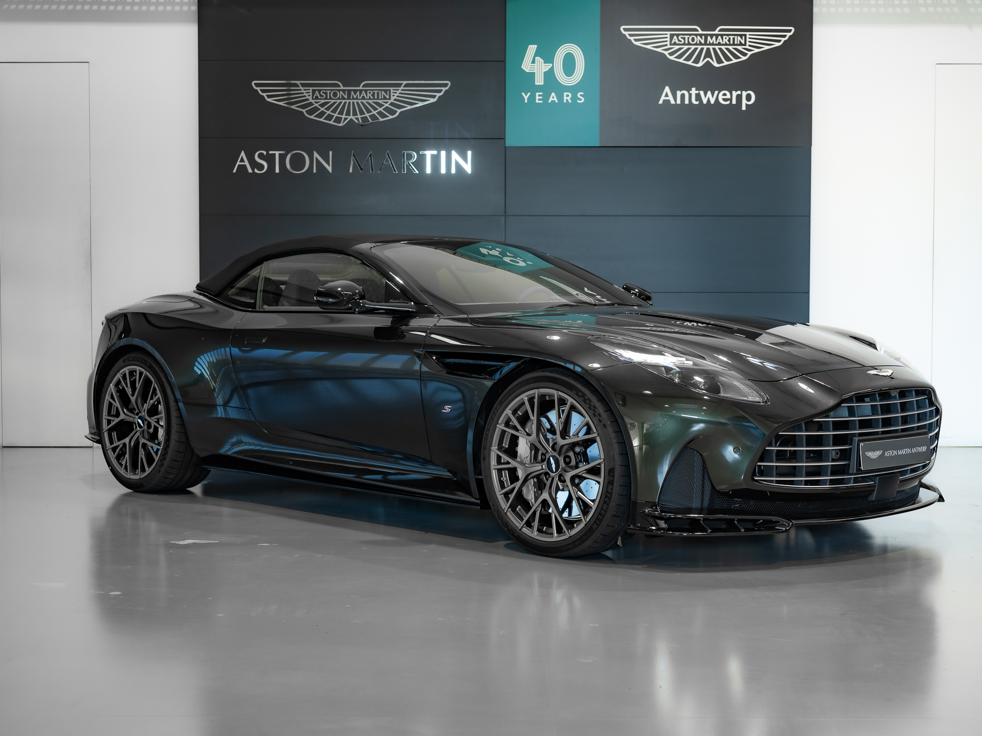 Ready2Drive DB12 S Volante Minotaur Green - 1