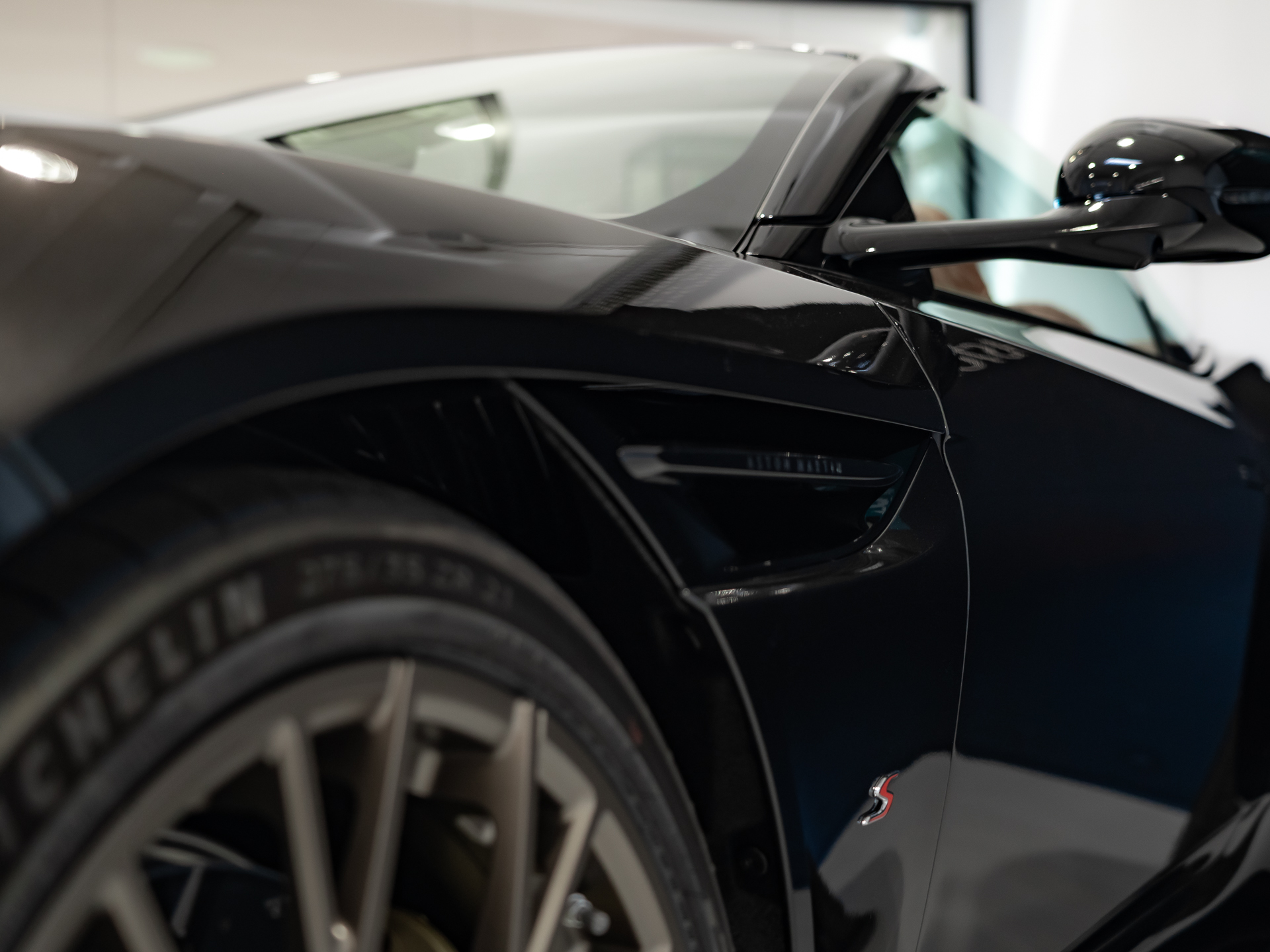 Ready2Drive DB12 S Volante Minotaur Green - 24
