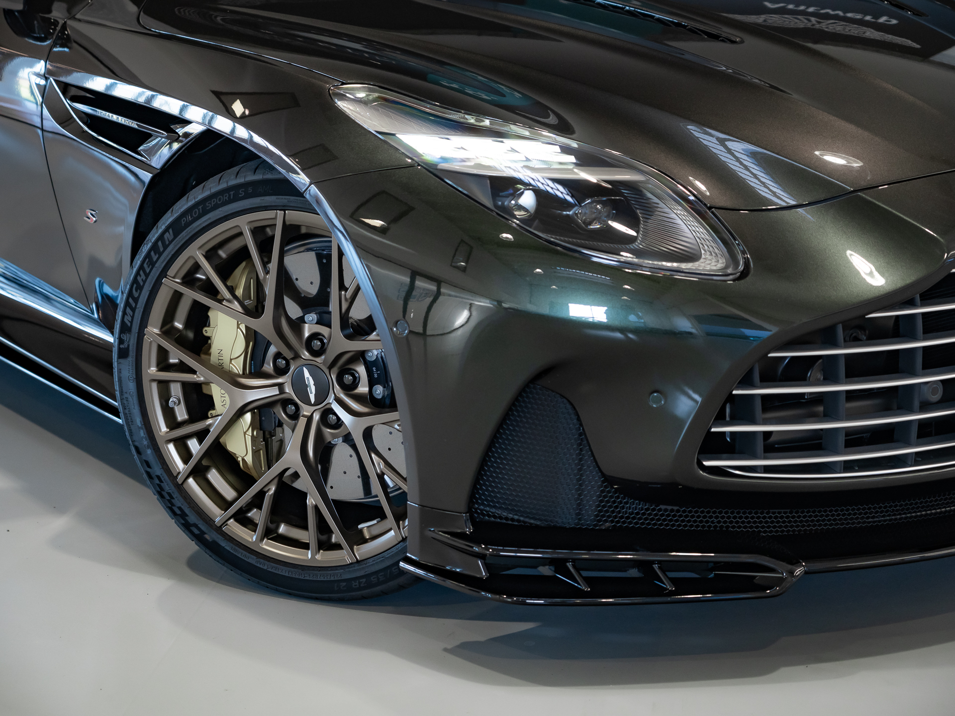 Ready2Drive DB12 S Volante Minotaur Green - 25