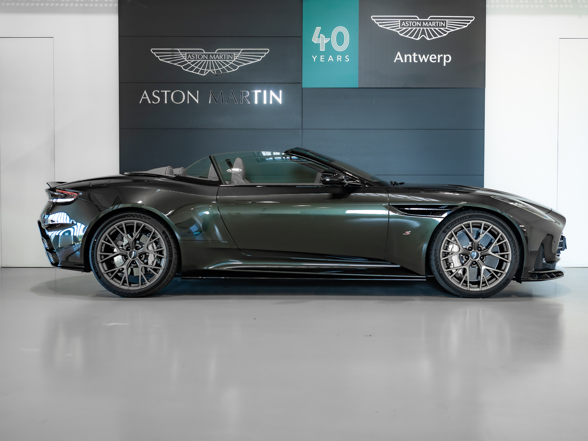 Ready2Drive DB12 S Volante Minotaur Green - 3
