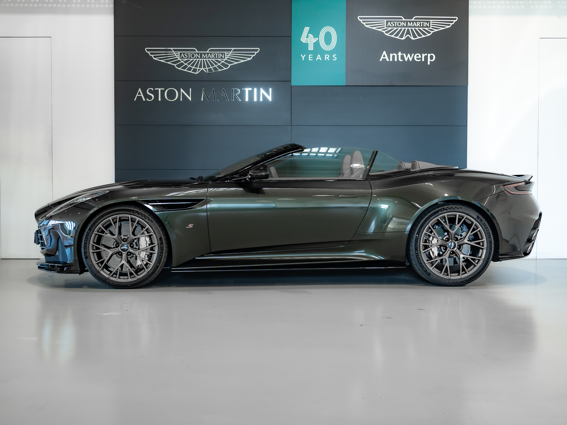 Ready2Drive DB12 S Volante Minotaur Green - 5