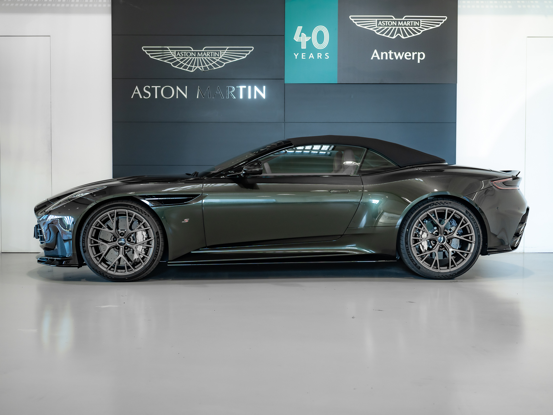 Ready2Drive DB12 S Volante Minotaur Green - 6