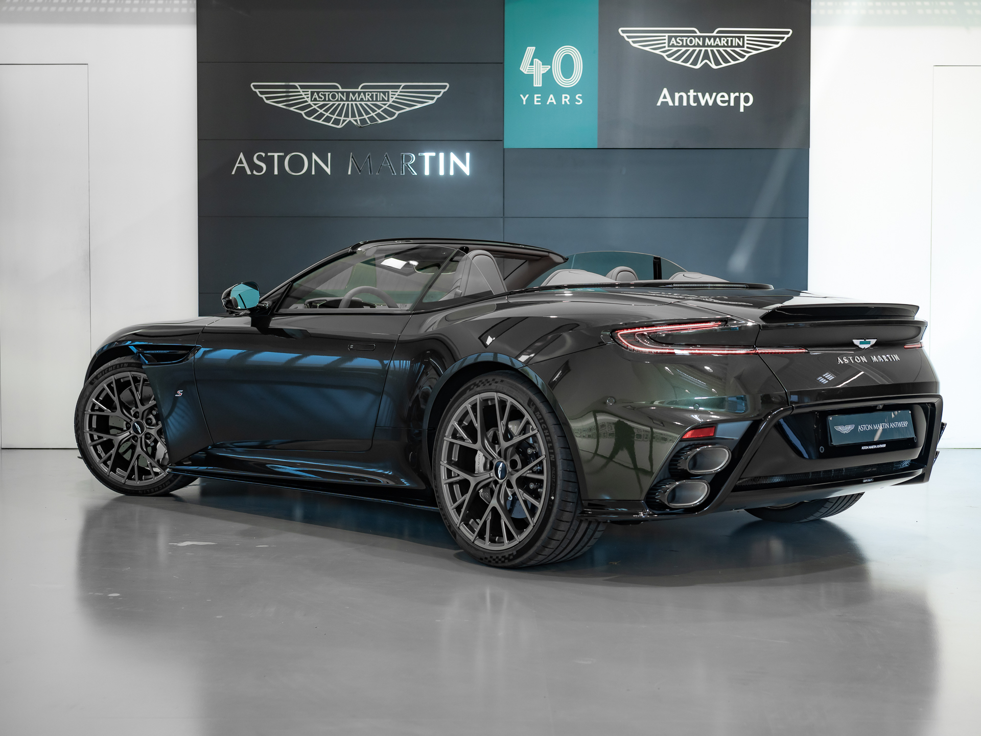 Ready2Drive DB12 S Volante Minotaur Green - 7