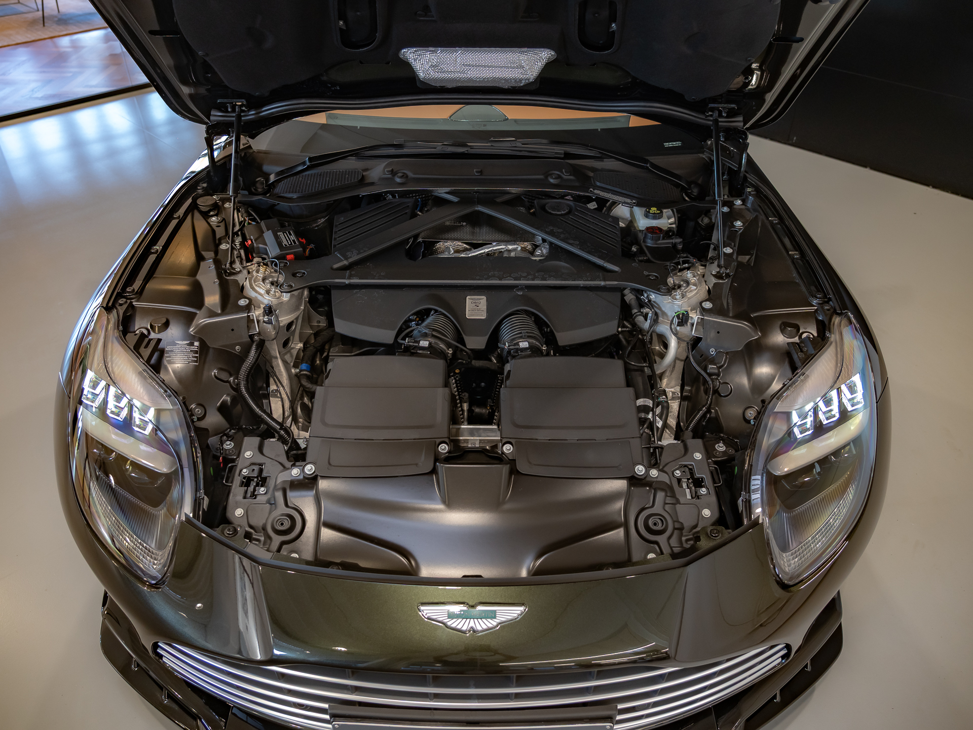 Ready2Drive DB12 S Volante Minotaur Green - 51