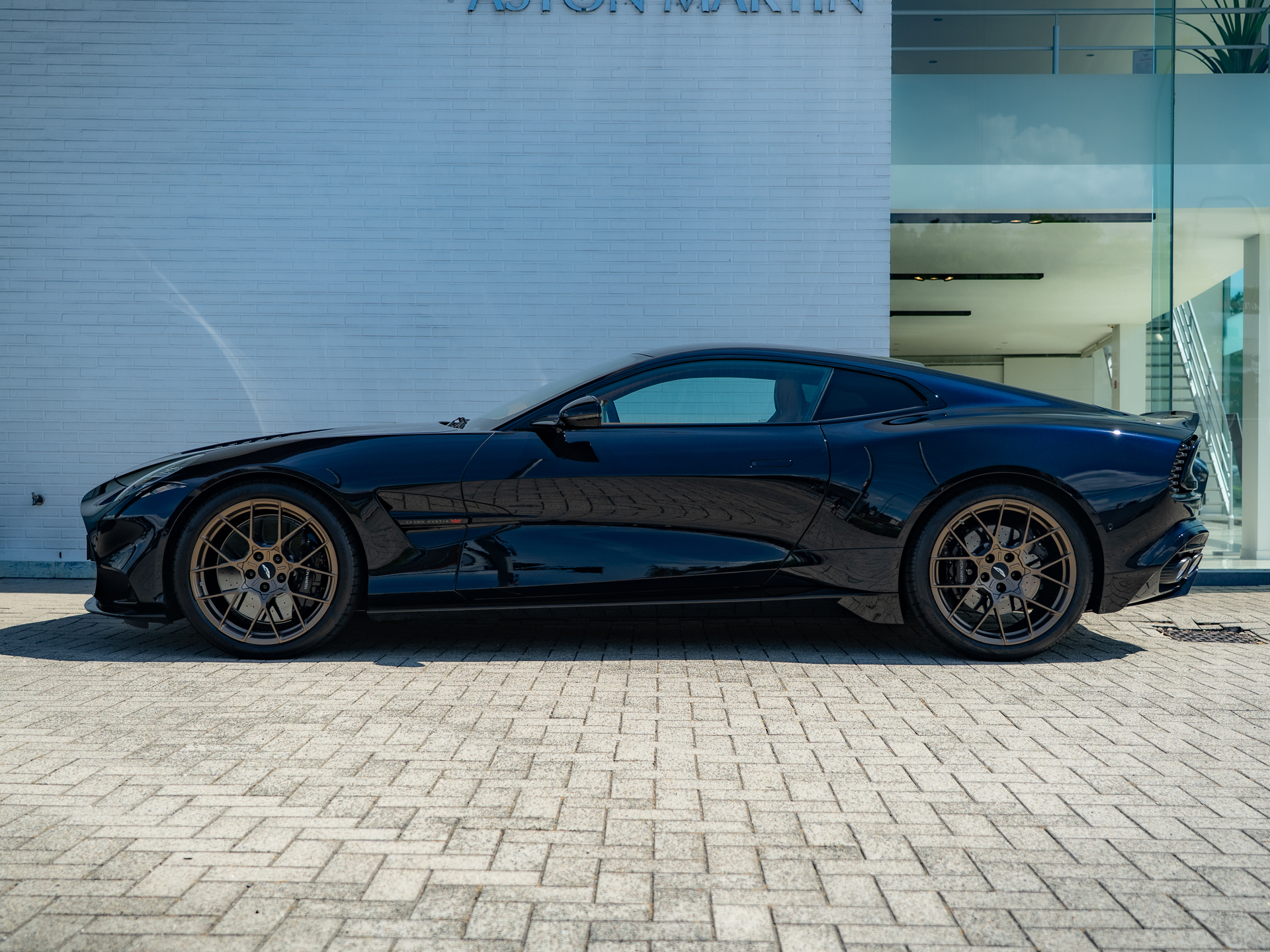 Ready2Drive Vanquish Coupe Ultramarine Black - 1