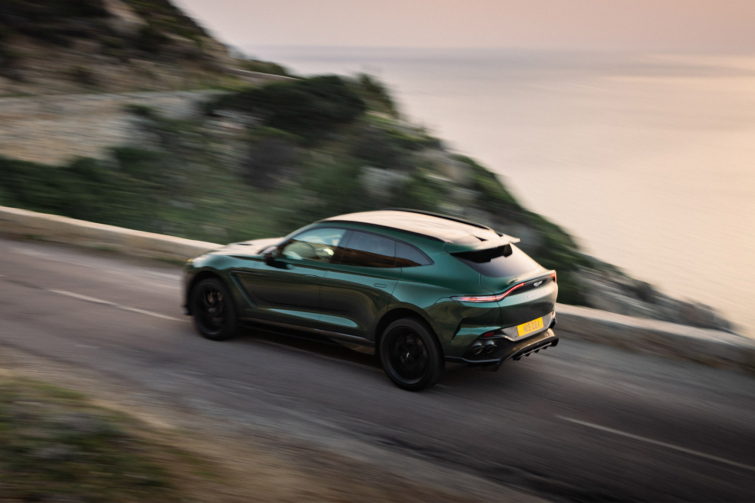 Aston Martin DBX707